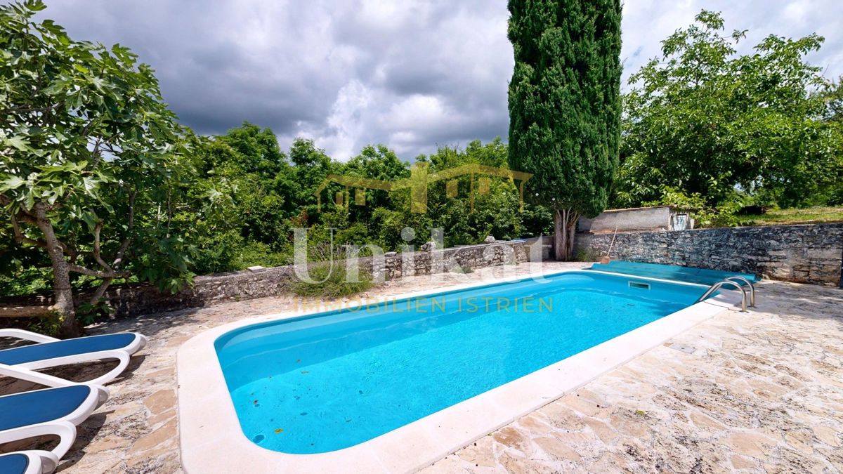 Proprietà con due case in pietra - piscina e ampio giardino